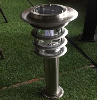 Éclairage solaire de paysage avec la batterie à l'intérieur la cour et le jardin et le parc