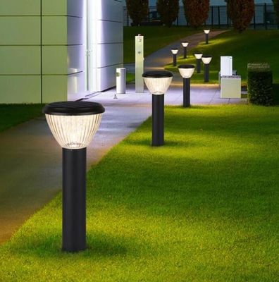 Éclairage solaire de paysage avec la batterie à l'intérieur la cour et le jardin et le parc